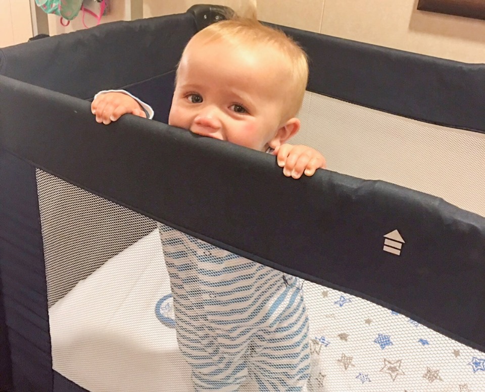 Baby Adam in seinem Kinderbett auf der MSC Preziosa