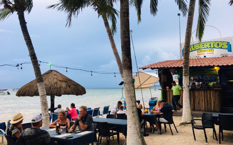 People dining at Alberto's Beach Bar & Restaurant