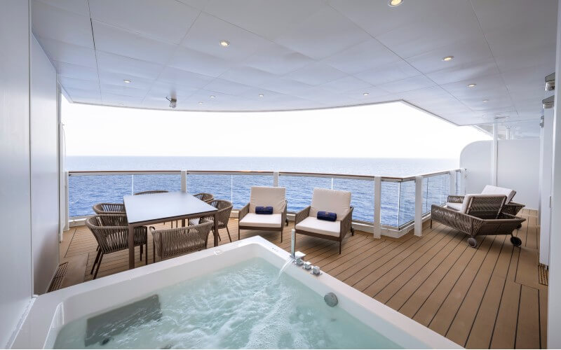 Balcony hot tub on MSC Seashore (1)