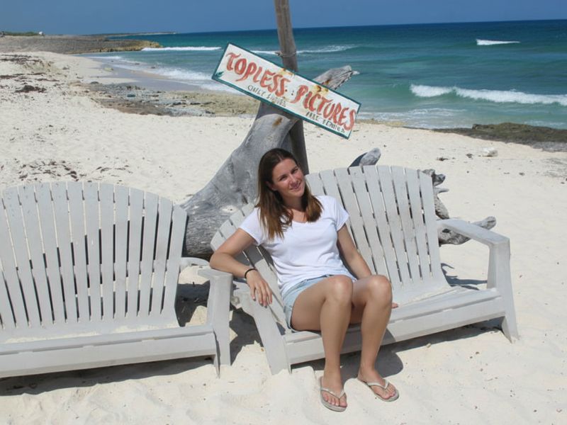 woman with topless pictures sign in Cozumel