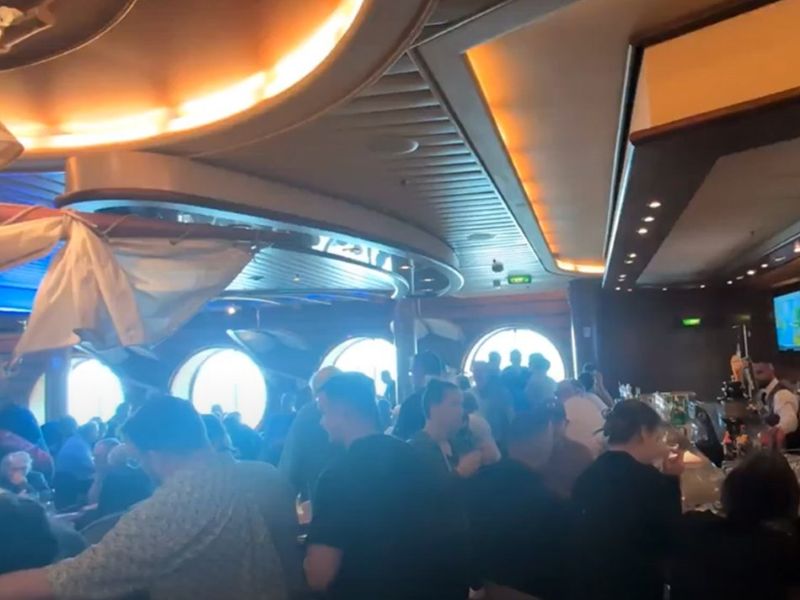 Crowded Schooner Bar Independence of the Seas