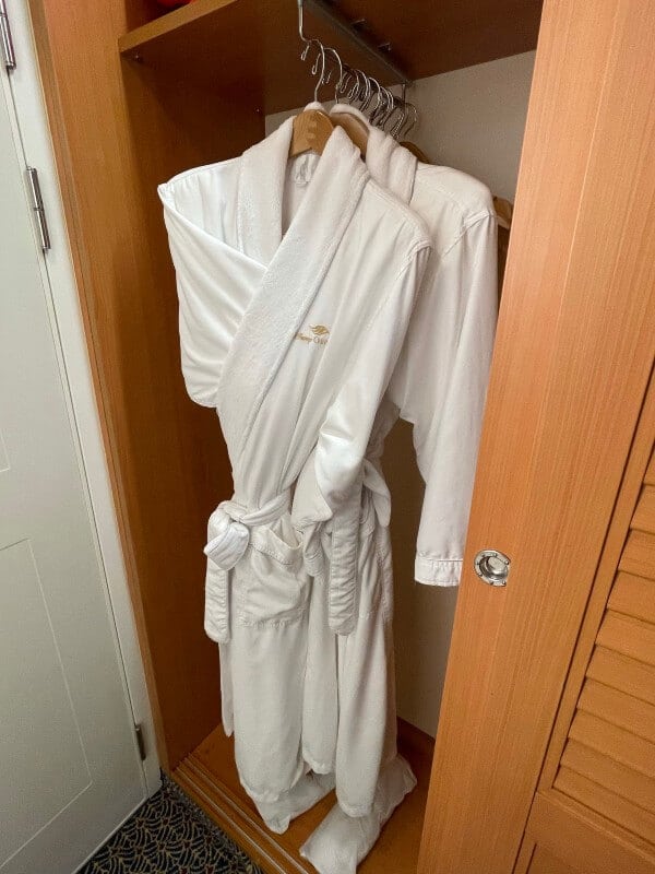 DCL robes