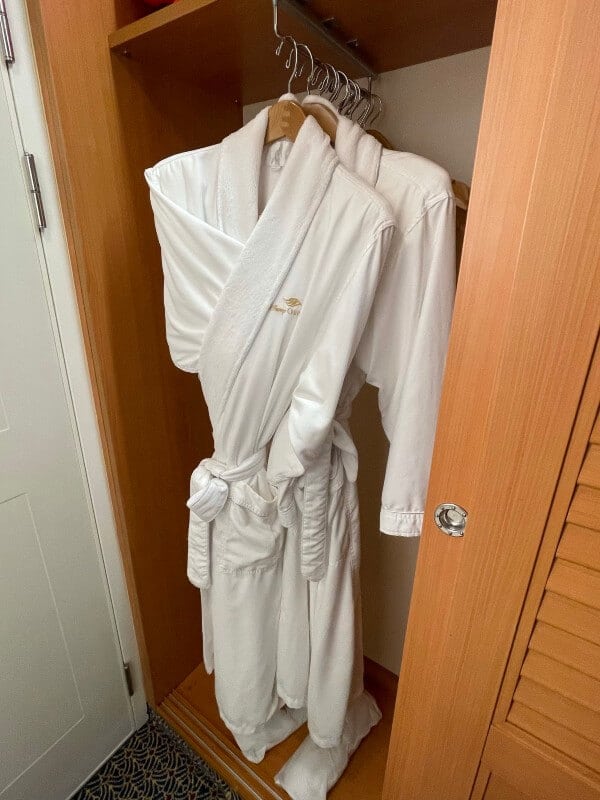DCL robes