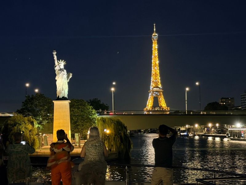 Eiffel tower sparkle