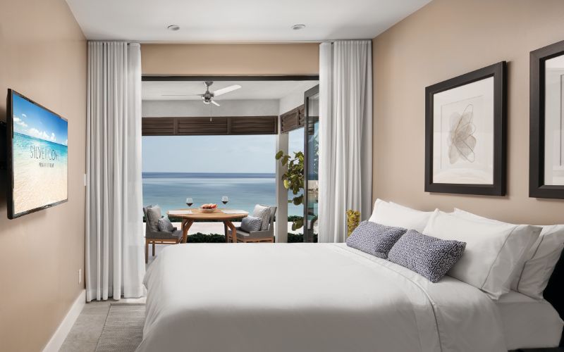 Bedroom with a nice view of the ocean