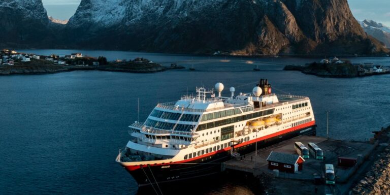 Hurtigruten MS Maud