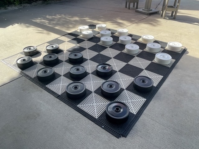 Giant draughts