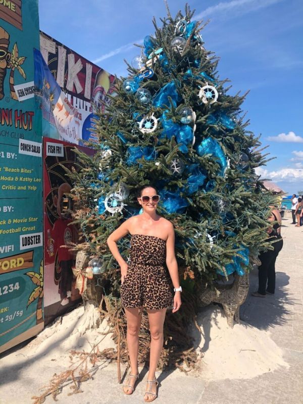 Cruise mummy taking a picture with a giant christmas tree