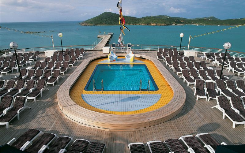 MS Volendam pool deck