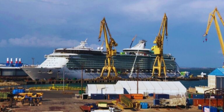Mariner of the Seas amplification in Cadiz, Spain