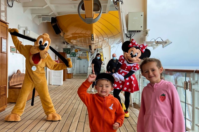 Meeting Minnie and Pluto on Deck 4