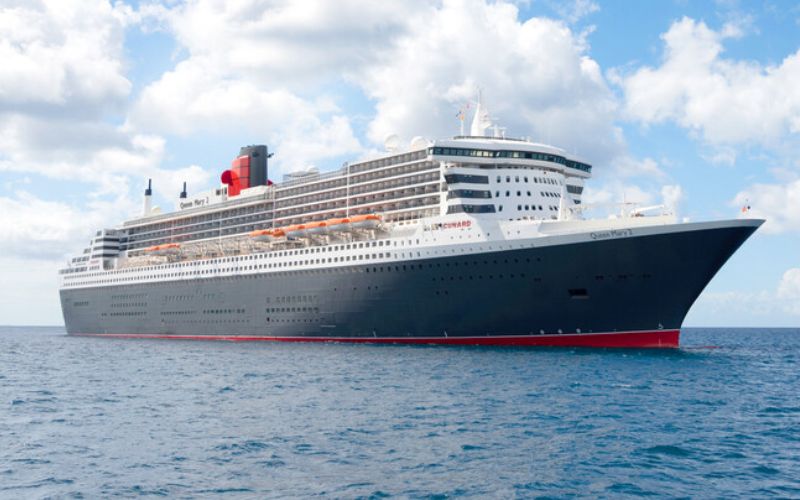 Queen Mary 2 at sea