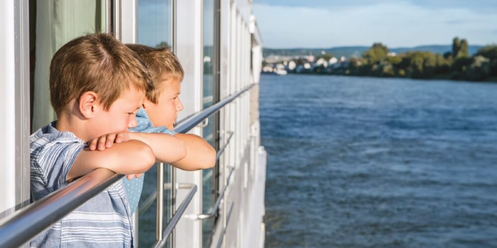 kids on river cruise