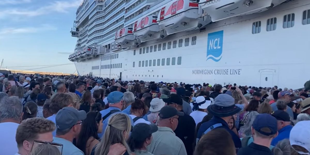 Norwegian Epic crowds after mooring snapped