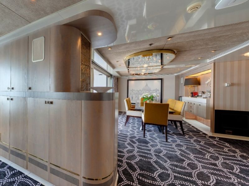 Victoria Cruises Line suite