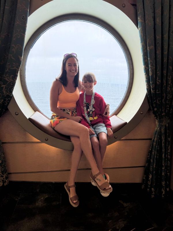 Cruise Mummy with daughter in a porthole window
