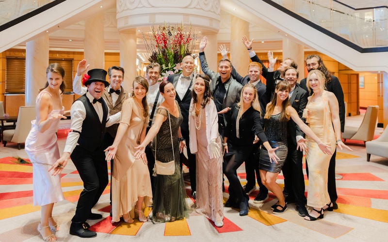 Group of friends on the 20s gala night