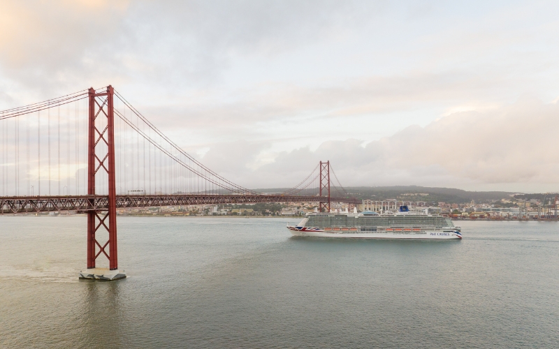 P&O cruise passing under the Ponte 25 de Abril