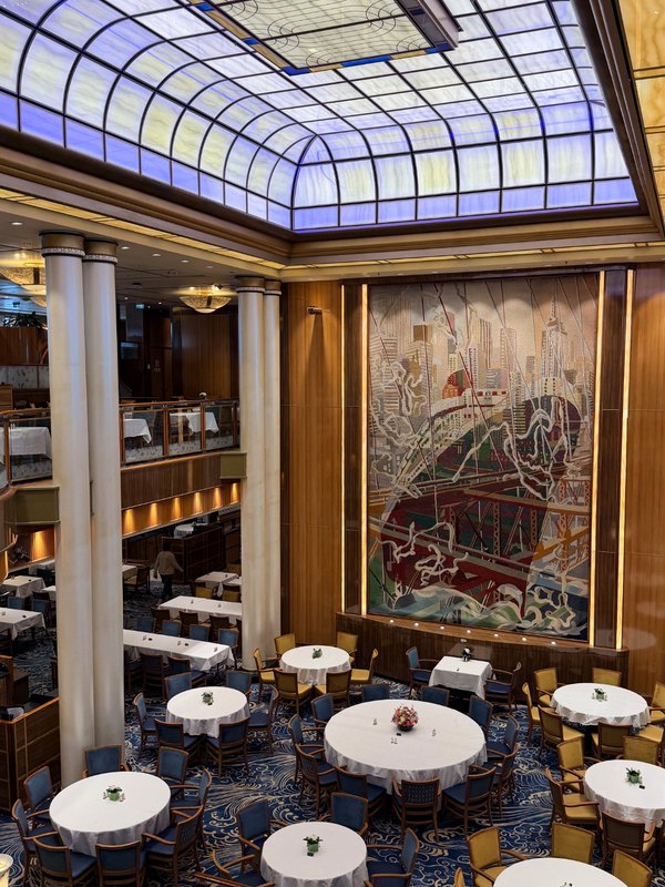 QM2 main dining room