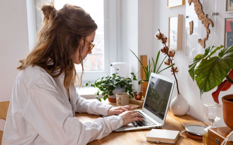 woman using a laptop to look for cruise deals